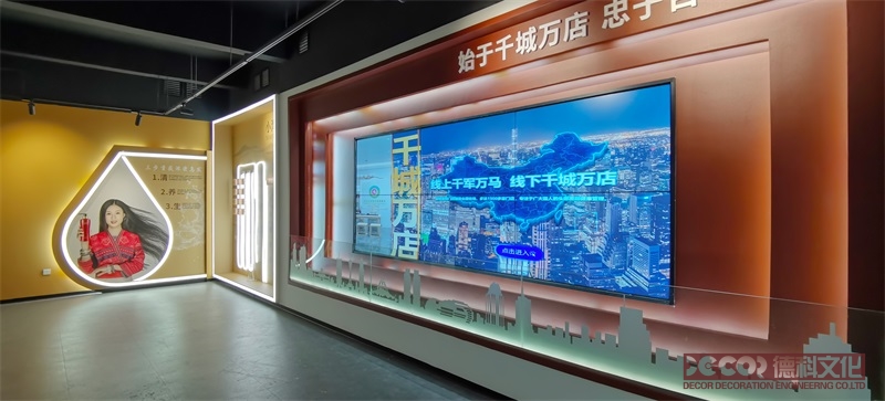 如何利用展覽館設計來展示創新設計和藝術品的價值和意義？